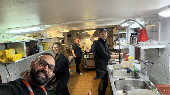 spejderleder arbejder i køkkenet