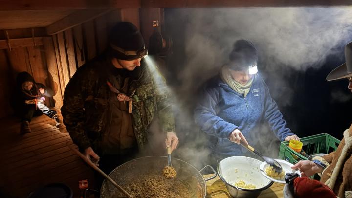 spejderleder øser pasta med kødsovs ud til spejder